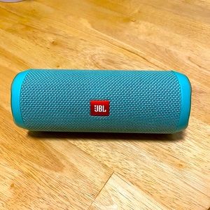 JBL Flip 4 Bluetooth Speaker